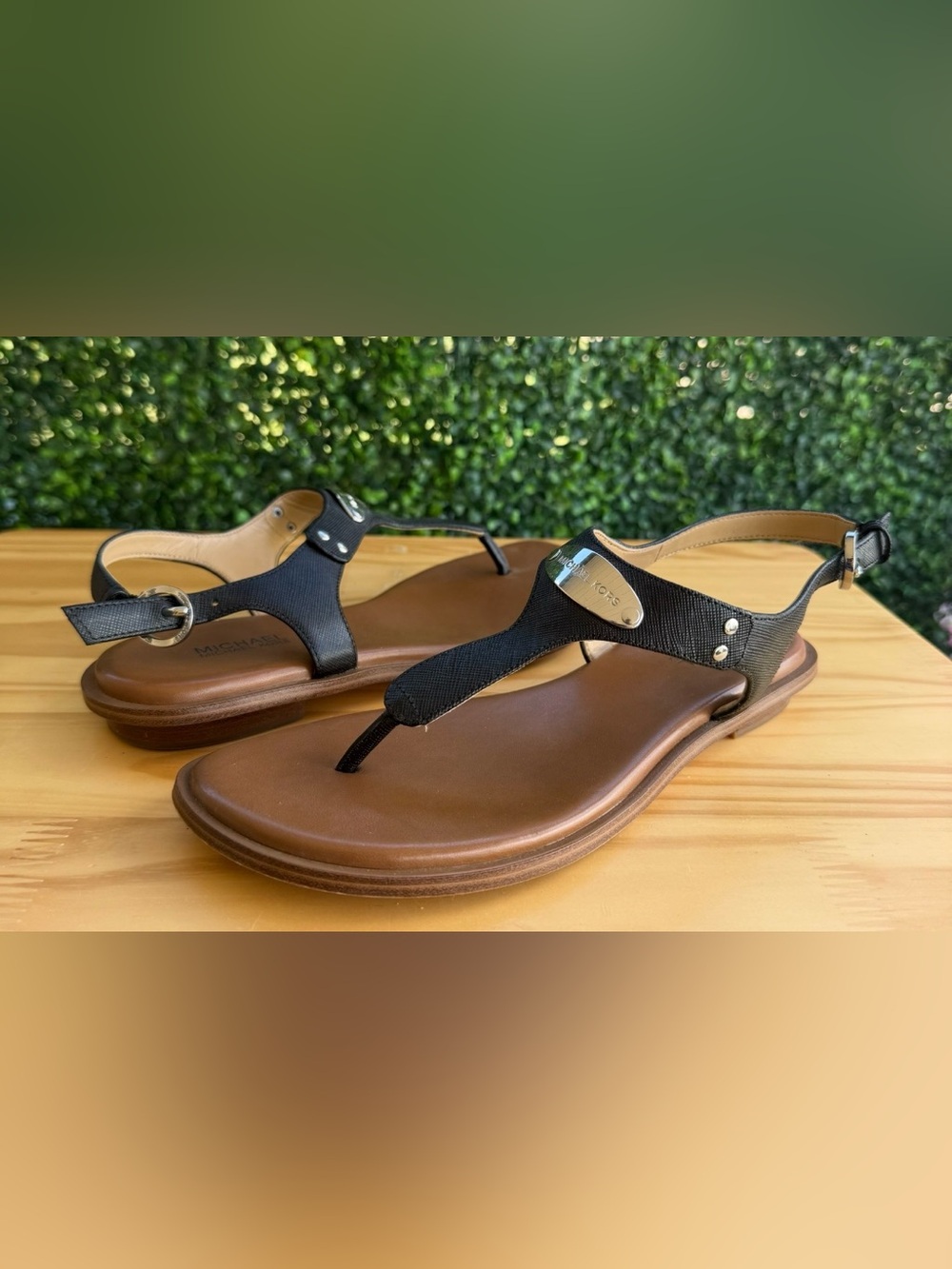 Michael Kors MK Plate Black Leather T-Strap Thong Sandals Women’s Size 7M